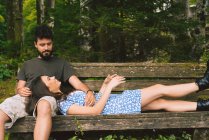 Couple relaxing at bench — Stock Photo