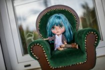 Nahaufnahme einer blauhaarigen modernen Puppe, die auf kleinen Sesseln sitzt — Stockfoto