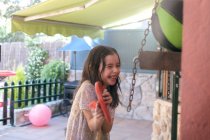 Fröhliches Mädchen, das im Sommer mit Wasserpistolen spielt — Stockfoto