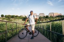 Uomo in posa con bici sul lungomare — Foto stock