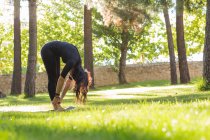 Jovem praticando ioga ao ar livre — Fotografia de Stock