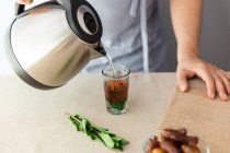 Кухар додає кип'ячену воду в склянку — стокове фото