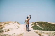 Uomo anonimo che cammina sul molo — Foto stock