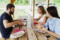 Друзья обедают во время путешествия — стоковое фото