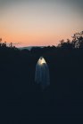 Retrato de fantasma vagando contra la puesta de sol roja . - foto de stock