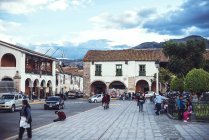 AYACUCHO, PERU - DECEMBER 30, 2016: Street scene with cozy houses and pedestrians — Stock Photo