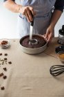 Cozinheiro preparar bolo de chocolate — Fotografia de Stock