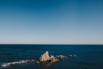 Idilliaco paesaggio marino con rocce contro di cielo azzurro chiaro — Foto stock