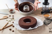 Готовить шоколадный торт — стоковое фото