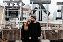 Couple heureux posant sur le toit — Photo de stock