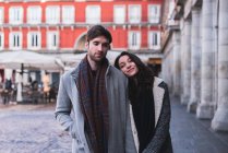 Fröhliches Paar posiert am Stadtplatz vor der Kamera — Stockfoto