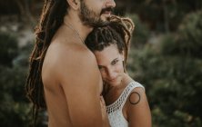 Erntebild eines sinnlichen Paares, das sich vor dem Hintergrund des tropischen Waldes umarmt — Stockfoto