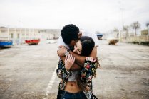 Casal alegre abraçando na rua — Fotografia de Stock
