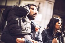 LONDRES, ROYAUME-UNI - 14 OCTOBRE 2016 : Famille indienne de trois personnes regardant loin dans les rues de Londres — Photo de stock