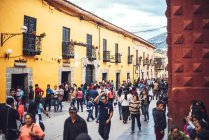 AYACUCHO, PERU - 30 DICEMBRE 2016: Vista sulla strada con turisti e gente del posto che camminano — Foto stock