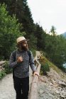 Turista guardando lontano a sentiero di montagna — Foto stock