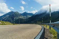 Route asphaltée en montagne — Photo de stock