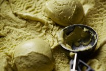Colpo pieno di palline di gelato al pistacchio e misurino — Foto stock