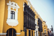 Vista exterior da fachada amarela da Câmara Municipal de Lima, no Peru . — Fotografia de Stock