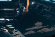 Vista interior do carro vintage com detalhes em couro — Fotografia de Stock