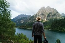 Uomo posa sul paesaggio del fiume di montagna — Foto stock