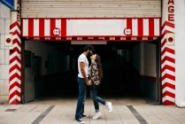 Couple aimant posant dans la rue — Photo de stock