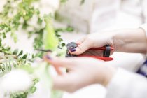 Крупним планом жіночий флорист робить букет з ножицями — стокове фото