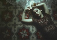 Diretamente acima vista da menina posando no chão de azulejos — Fotografia de Stock