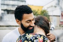 Abbracciare coppia in scena urbana — Foto stock