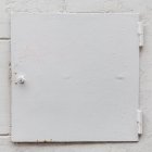Caja fuerte de acero blanco en pared enlucida blanca . - foto de stock