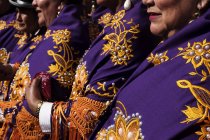 BARCELONA, SPAGNA - 21 febbraio 2016: Donne delle colture che indossano abiti tradizionali colorati durante il festival . — Foto stock