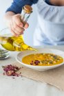 Cuocere l'olio versato nella zuppa di panna — Foto stock