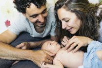 Glückliches junges Paar streichelt neugeborenen Sohn — Stockfoto