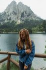 Femme posant au lac dans les montagnes — Photo de stock