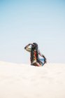 Homme sur sable regardant loin — Photo de stock