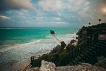 Пейзаж курортной лестницы на пляже с живописной морской — стоковое фото