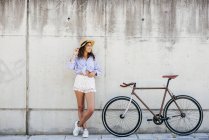 Дівчина позує біля велосипеда — стокове фото
