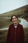 Смеющаяся женщина позирует на дороге в поле — стоковое фото