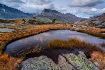Vallée de montagne avec étangs — Photo de stock