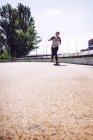 Skateboarderin fährt Schlittschuh im Park — Stockfoto
