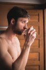 Junger Mann ohne Hemd trinkt Kaffee — Stockfoto