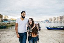 Charmantes Paar spaziert an Seebrücke — Stockfoto