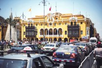 Lima, Peru - 26. Dezember 2016: Blick auf Autos, die am Rathaus vorbeifahren — Stockfoto