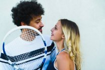 Couple posant avec raquette — Photo de stock