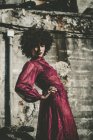 Ragazza alla moda posa in abito viola trasparente con le braccia in vita — Foto stock