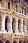Ряд арочных отверстий на античном фасаде потер — стоковое фото