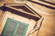 Sonnenbeschienene Hausfassade mit geschlossenen Jalousien — Stockfoto