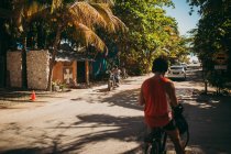 MEXICA- Mart 8, 2017: Tropical street scene of road at noon time — Stock Photo