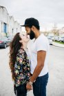 Paar umarmt sich am Straßenrand — Stockfoto