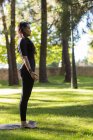 Jeune femme pratiquant le yoga en plein air — Photo de stock